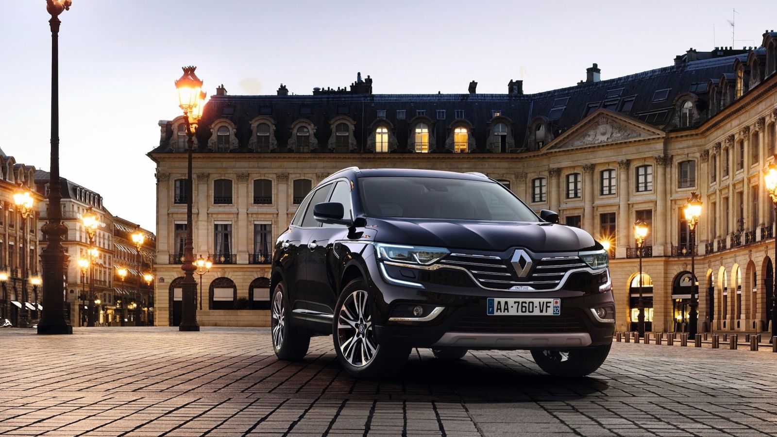 Η Renault υποστηρίζει πως το μοντέλο της έχει τον κορυφαίο χώρο για τους πίσω επιβάτες στην κατηγορία του, ενώ το συνολικό του μήκος αγγίζει τα 4,67 μ